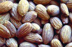 montones de almendras
